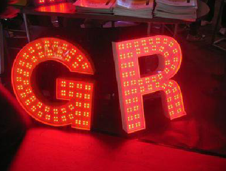 监利LED发光字常见的安装误区。